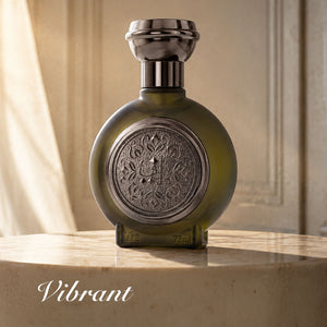 زجاجة عطر طيف 12 للجنسين 75 مل على طاولة رخامية مشمسة، افضل العطور الفواحه والثابته للرجال والنساء