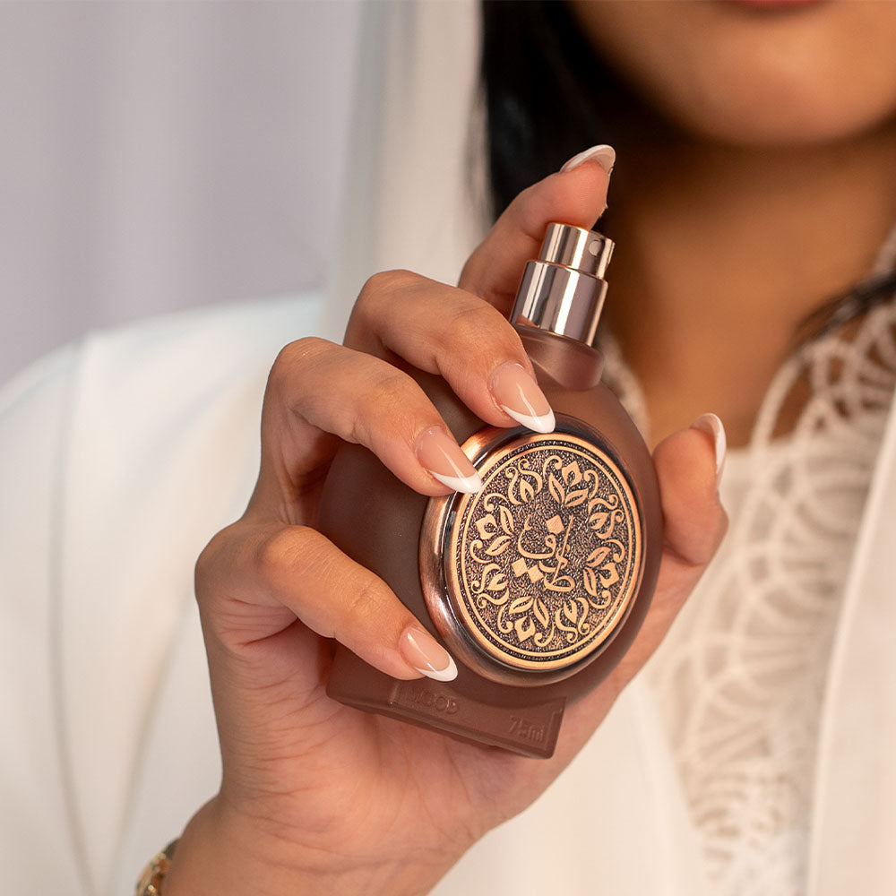 يد تحمل زجاجة عطر مود للجنسين 75 مل، عطر الفانيلا