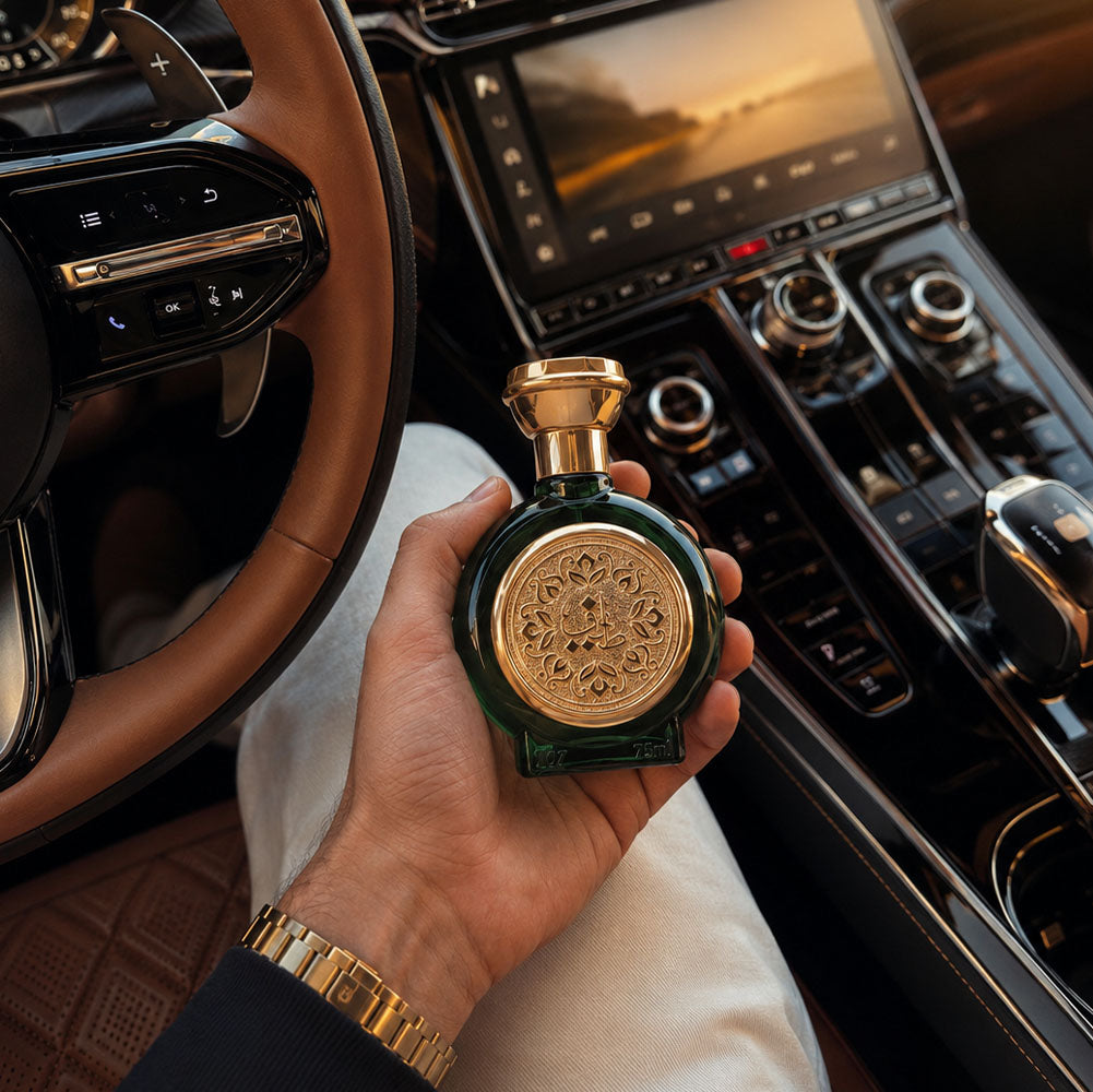 يد تحمل زجاجة عطر طيف 07 للنساء والرجال 75 مل داخل مقصورة سيارة، اقوى العطورات الرجاليه والنسائية