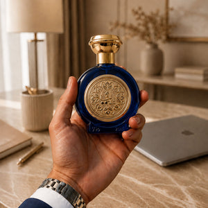 يد تحمل زجاجة عطر طيف 10 للرجال 75 مل في مكتب عصري، عطر رجالي